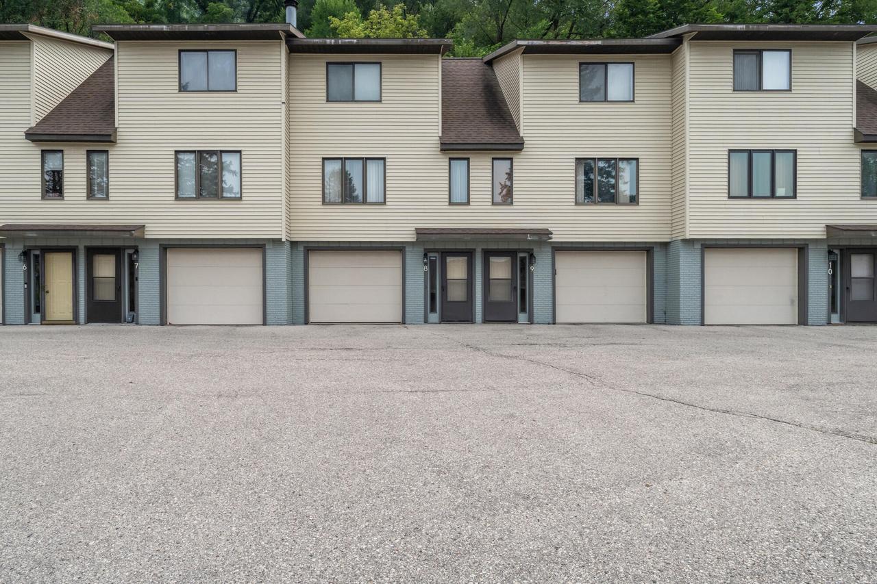5241 S 33rd St #8, La Crosse, WI 54601