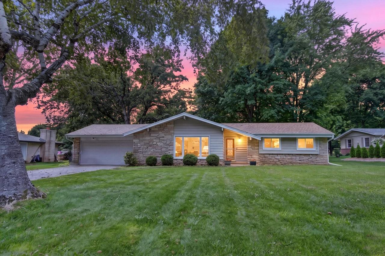 3830 Lakeview Dr, Mount Pleasant, WI 53403