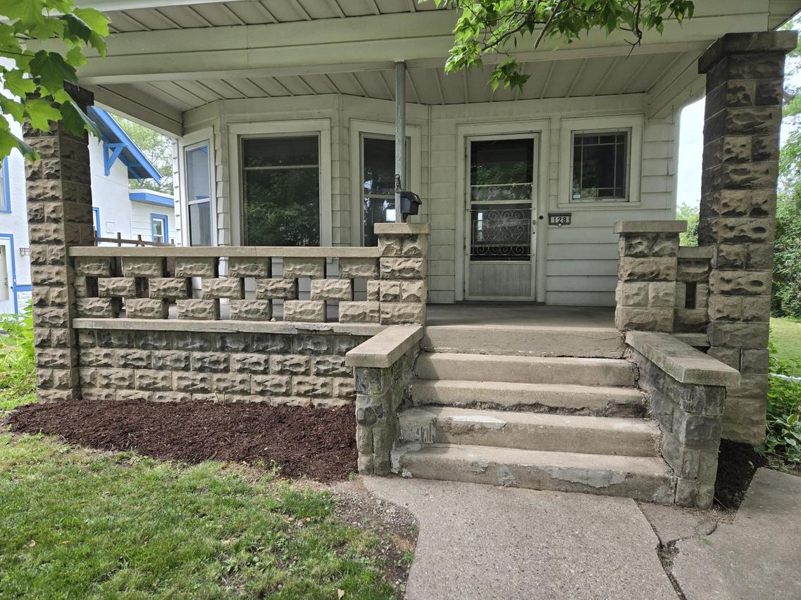128 Hinman Ave, Waukesha, WI 53186