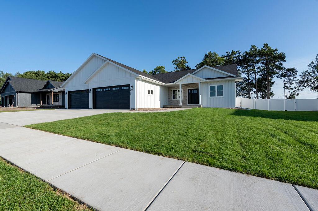1413 Herb Ln, Holmen, WI 54636