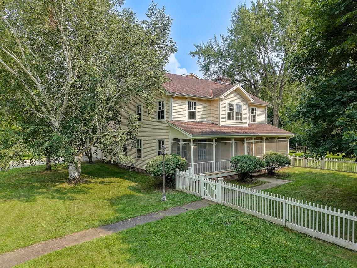 324 S Sawyer Rd, Summit, WI 53066