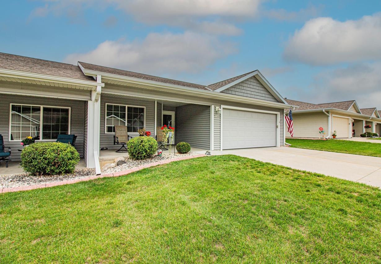 1246 Fieldstone Dr #2, Hartford, WI 53027