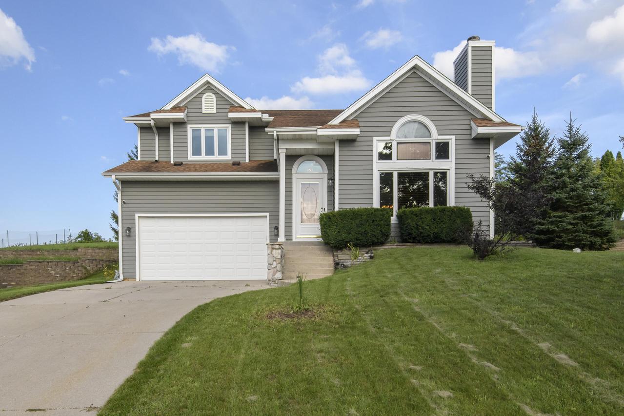 1497 Sunnyridge Rd, Pewaukee, WI 53072