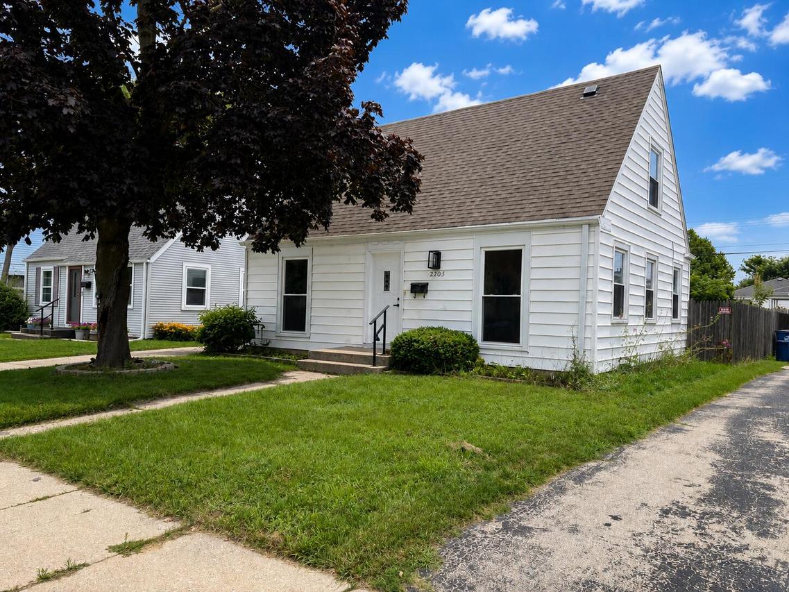 2205 Hayes Ave, Racine, WI 53405