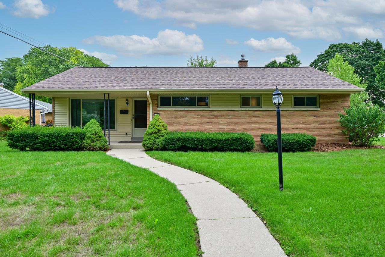 8143 W Raymond Ln, West Allis, WI 53219