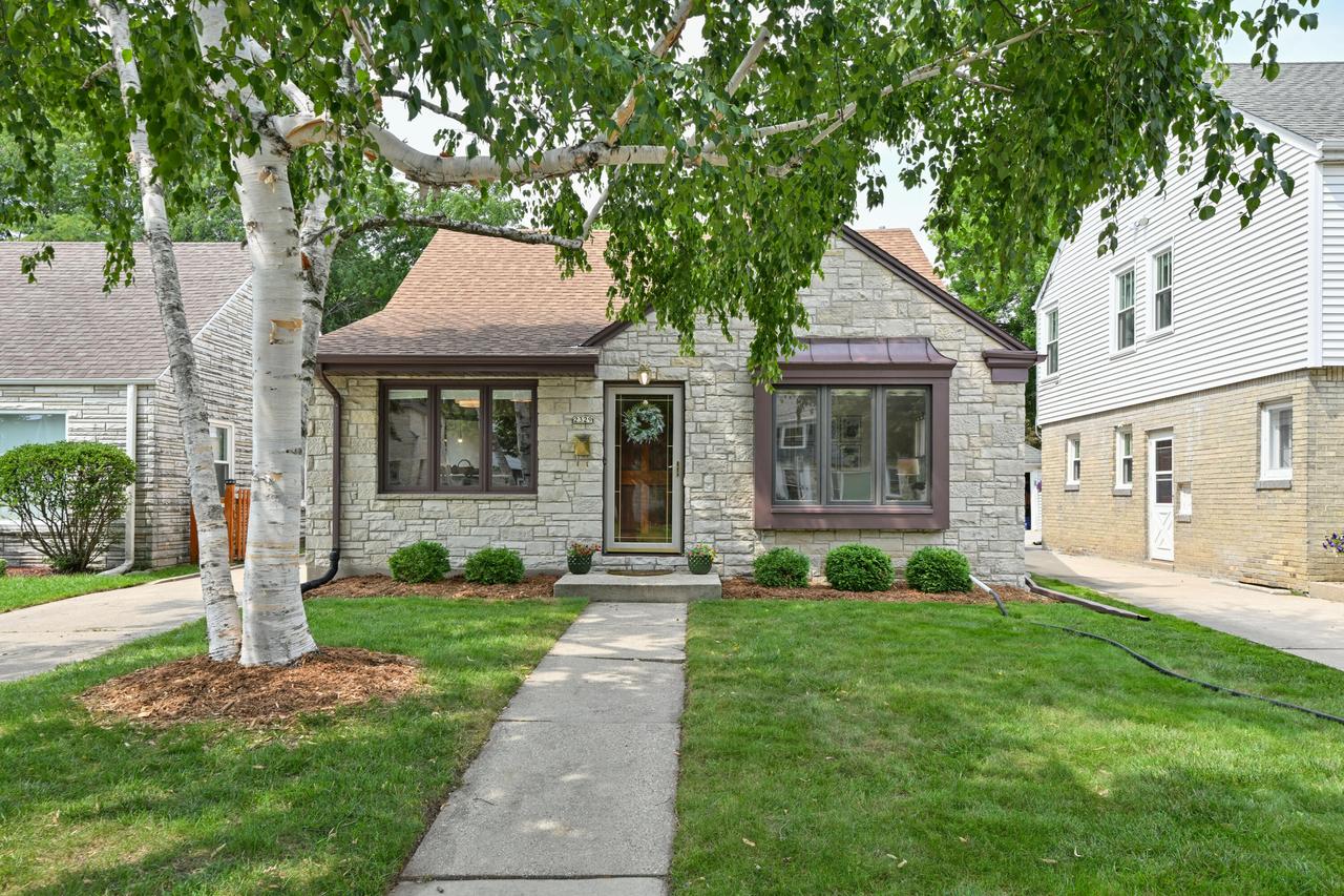2329 N 89th St, Wauwatosa, WI 53226