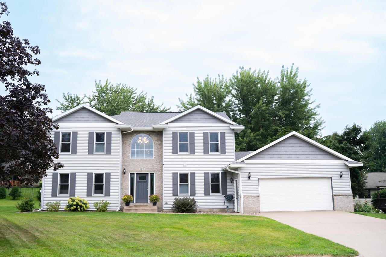 706 Liberty Ln, Holmen, WI 54636