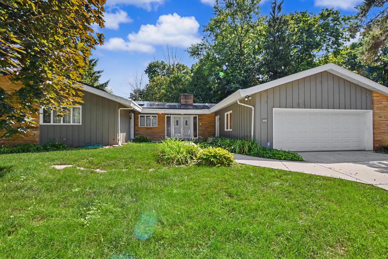 6920 N Beech Tree Dr, Glendale, WI 53209