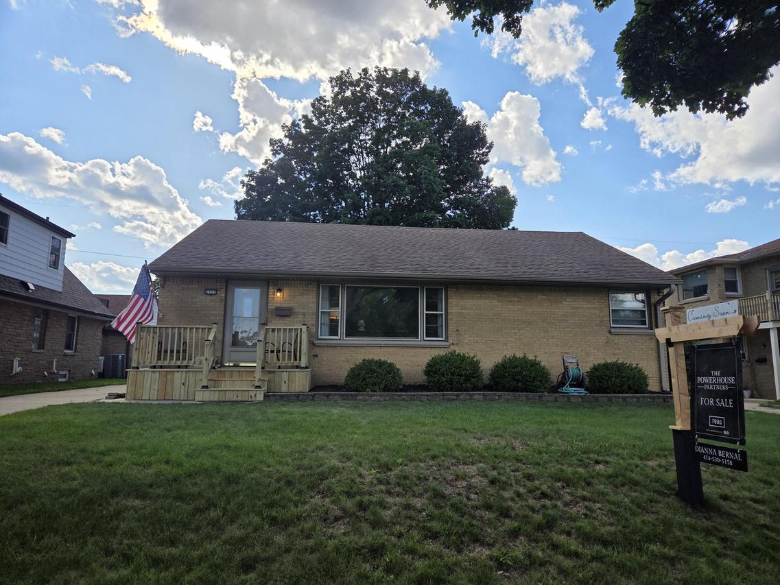 2527 S 82nd St, West Allis, WI 53219