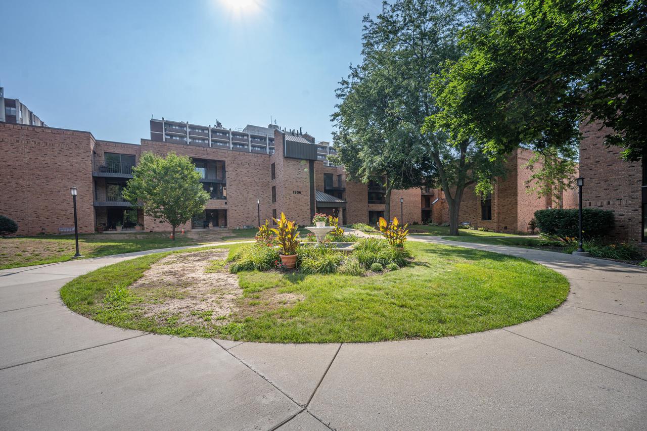 1906 E Shorewood Blvd #354, Shorewood, WI 53211