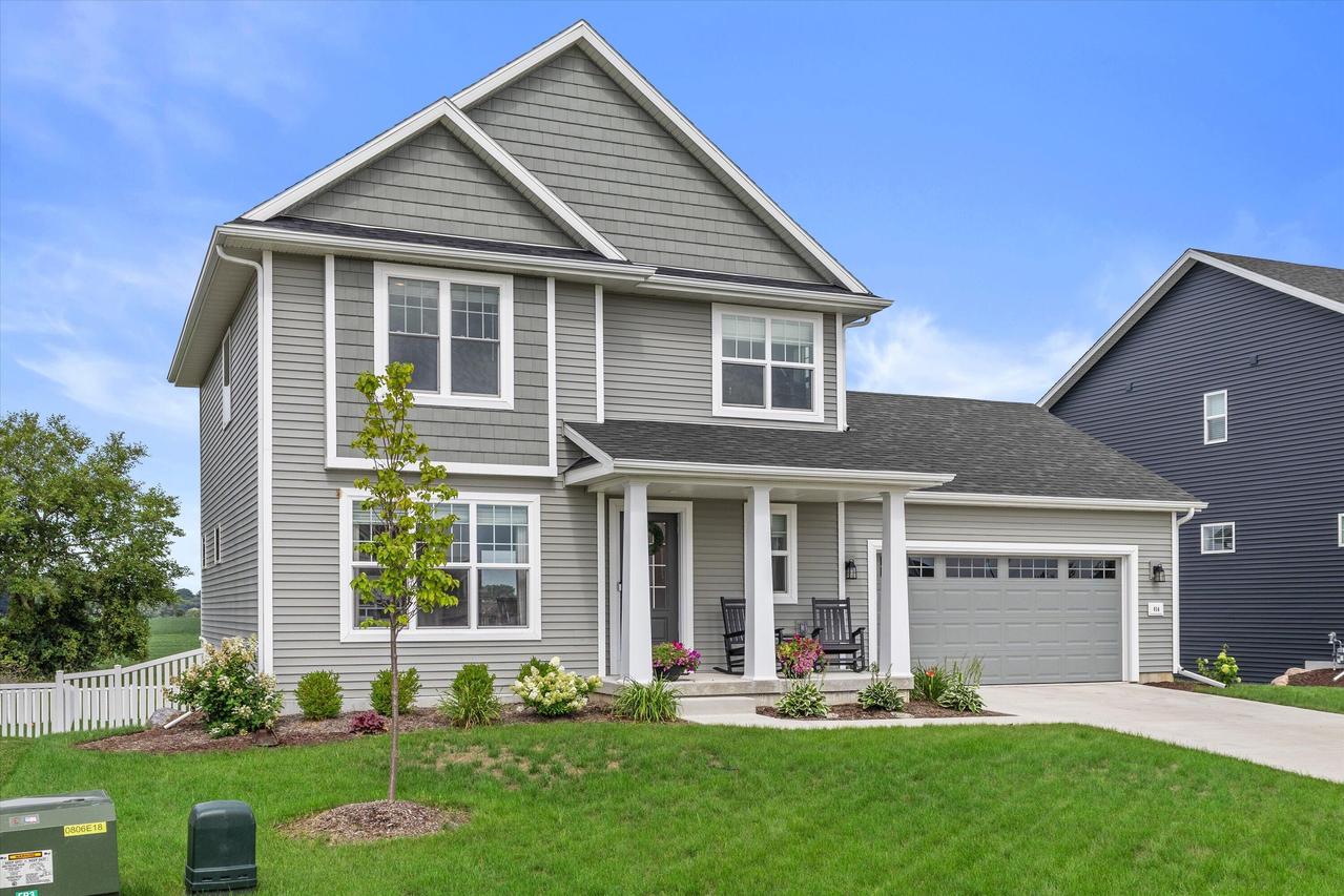 814 Burr Oak Ct, Oconomowoc, WI 53066
