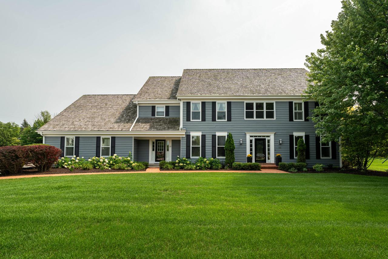 215 E Beechwood Ct, Mequon, WI 53092