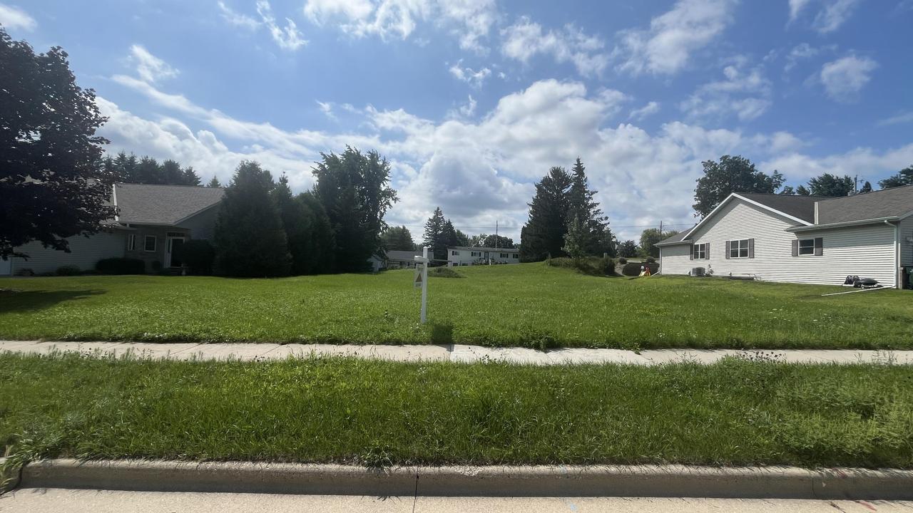 2013 Daisy Dr #Lt40, West Bend, WI 53090