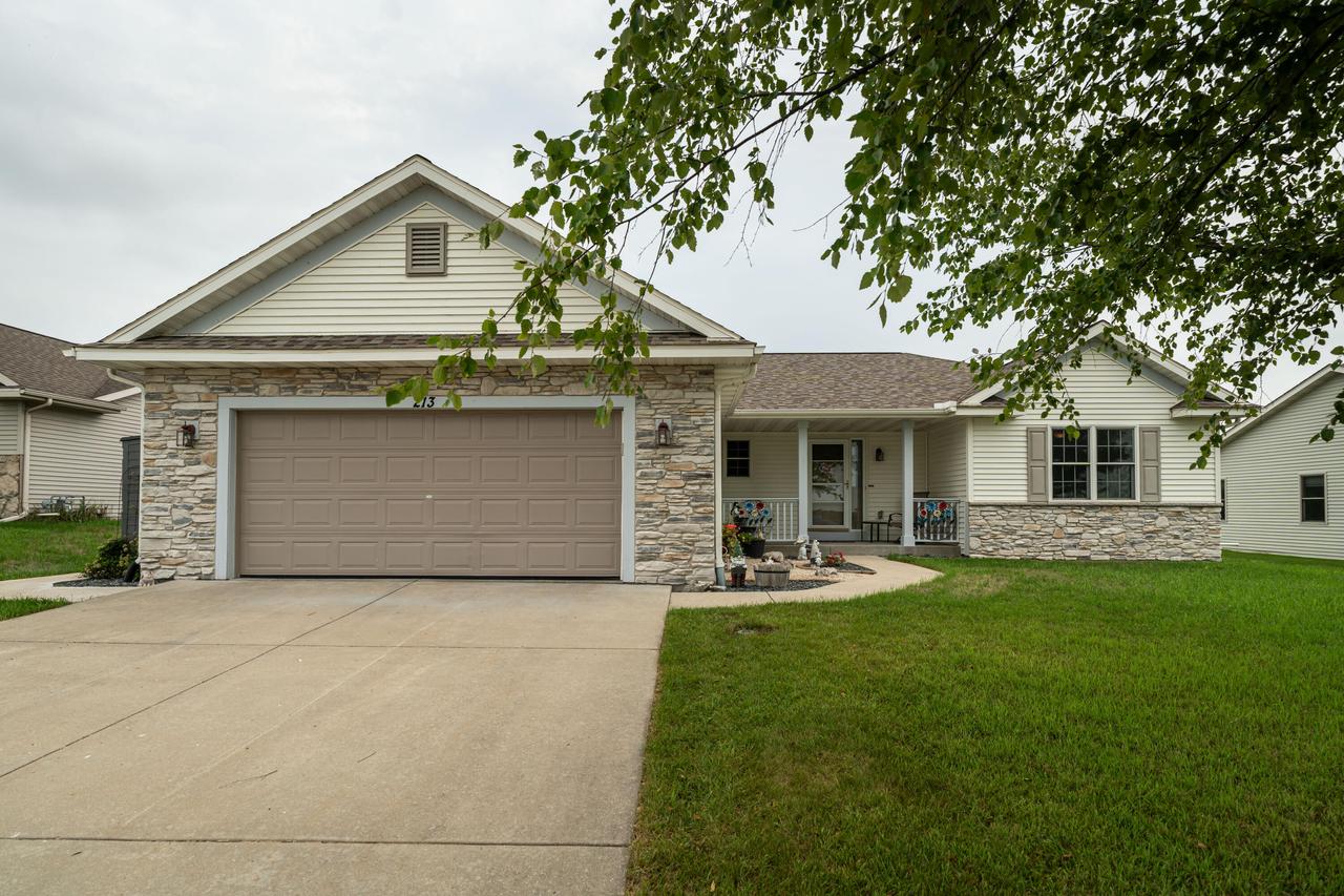 213 Gosdeck Ln, Johnson Creek, WI 53038
