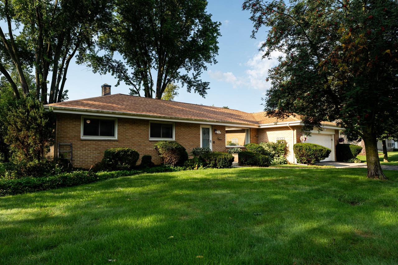 N57W15523 El Camino Dr, Menomonee Falls, WI 53051