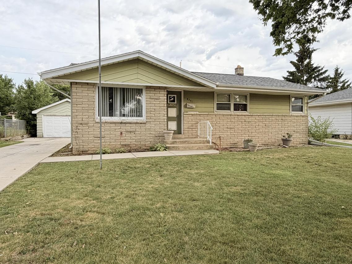 8261 W Daphne St, Milwaukee, WI 53223