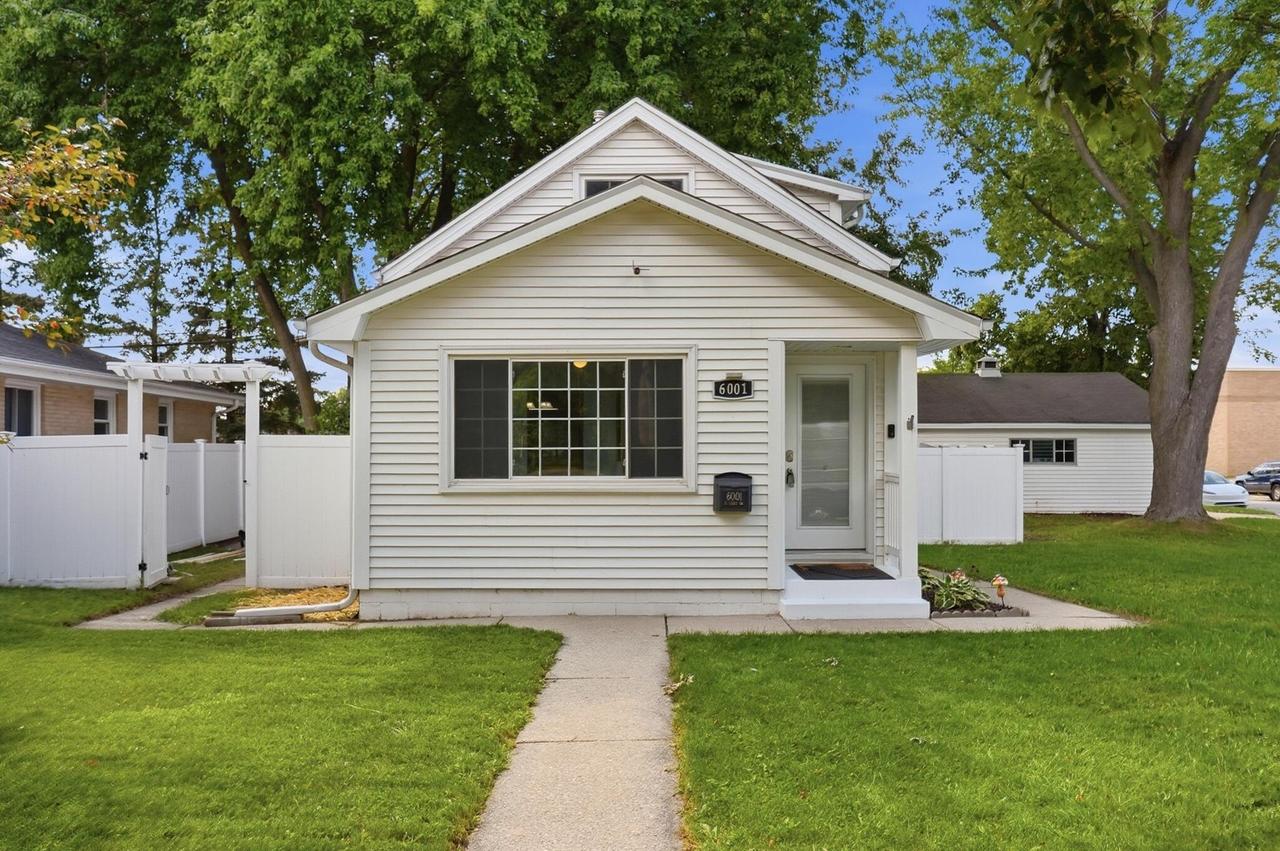 6001 S Lake Dr, Cudahy, WI 53110
