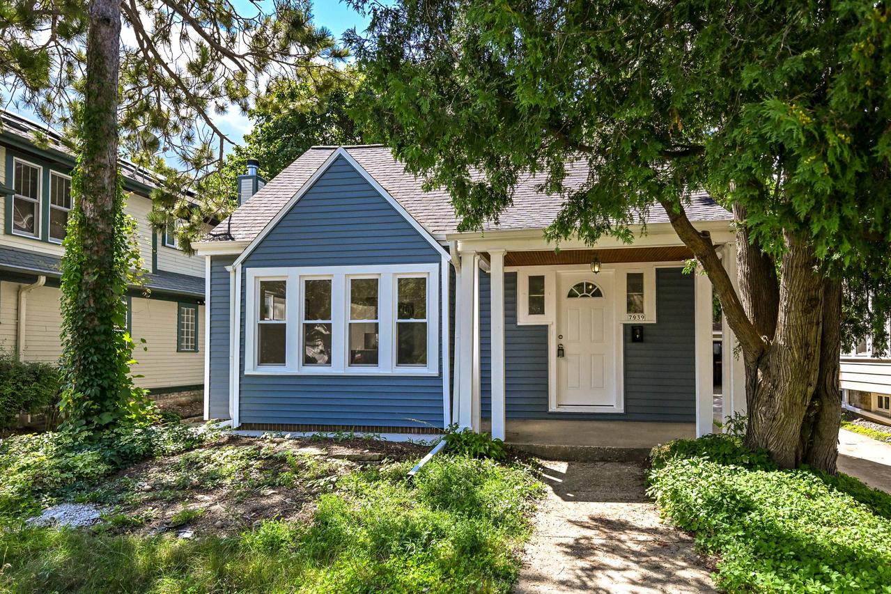 7939 Hillcrest Dr, Wauwatosa, WI 53213