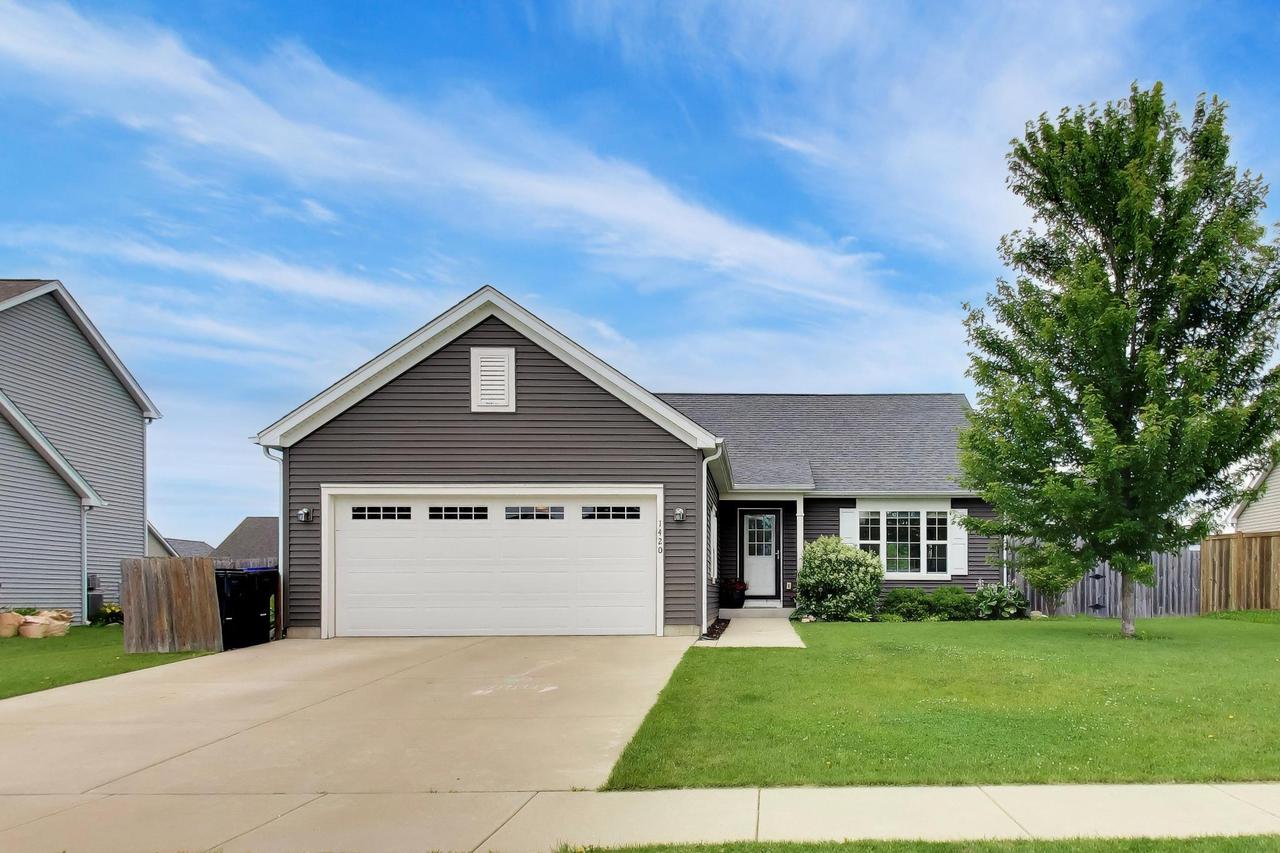 1420 E Longneedle Ln, Elkhorn, WI 53121