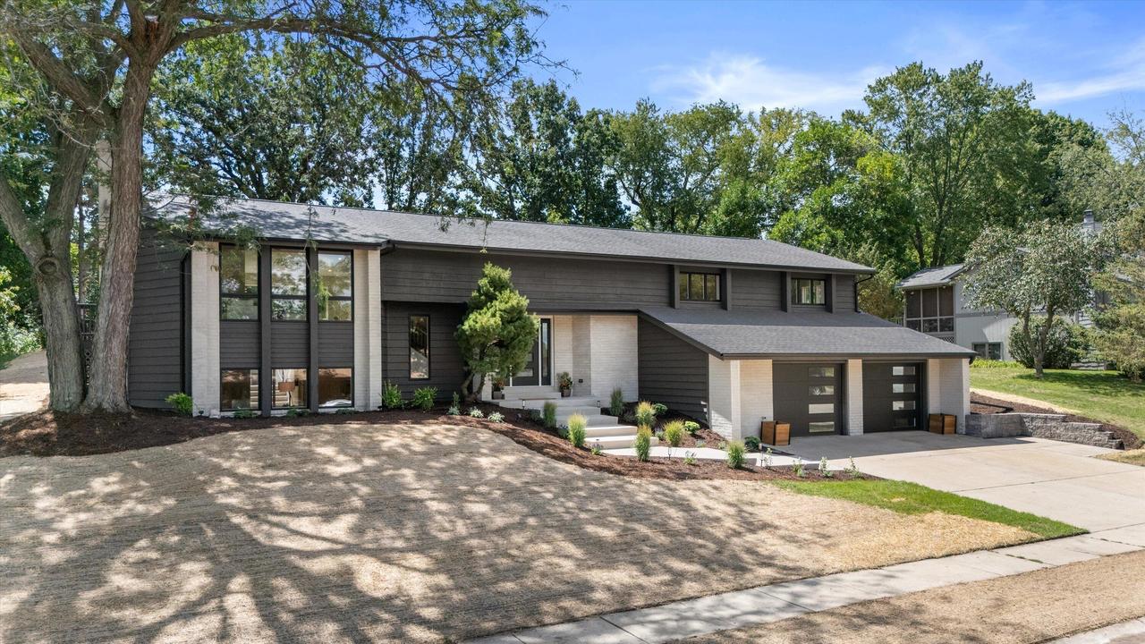 727 Browning Cir, Oconomowoc, WI 53066