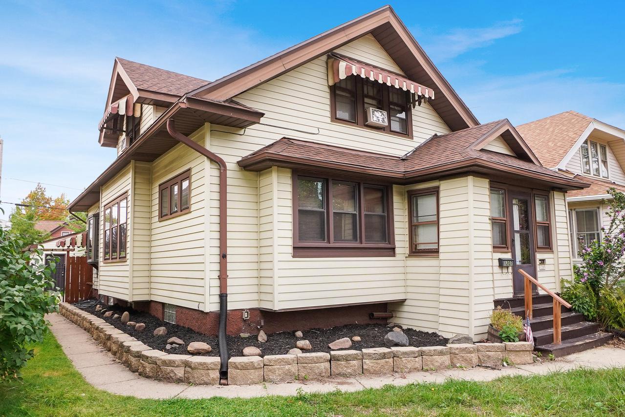 1205 S 74th St #1207, West Allis, WI 53214