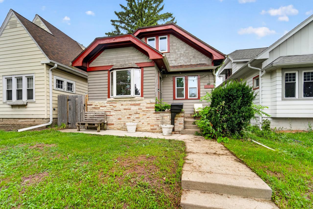 2049 S 72nd St, West Allis, WI 53219