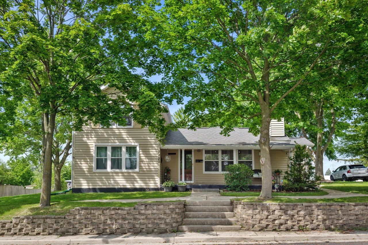 1120 11th Ave, Union Grove, WI 53182