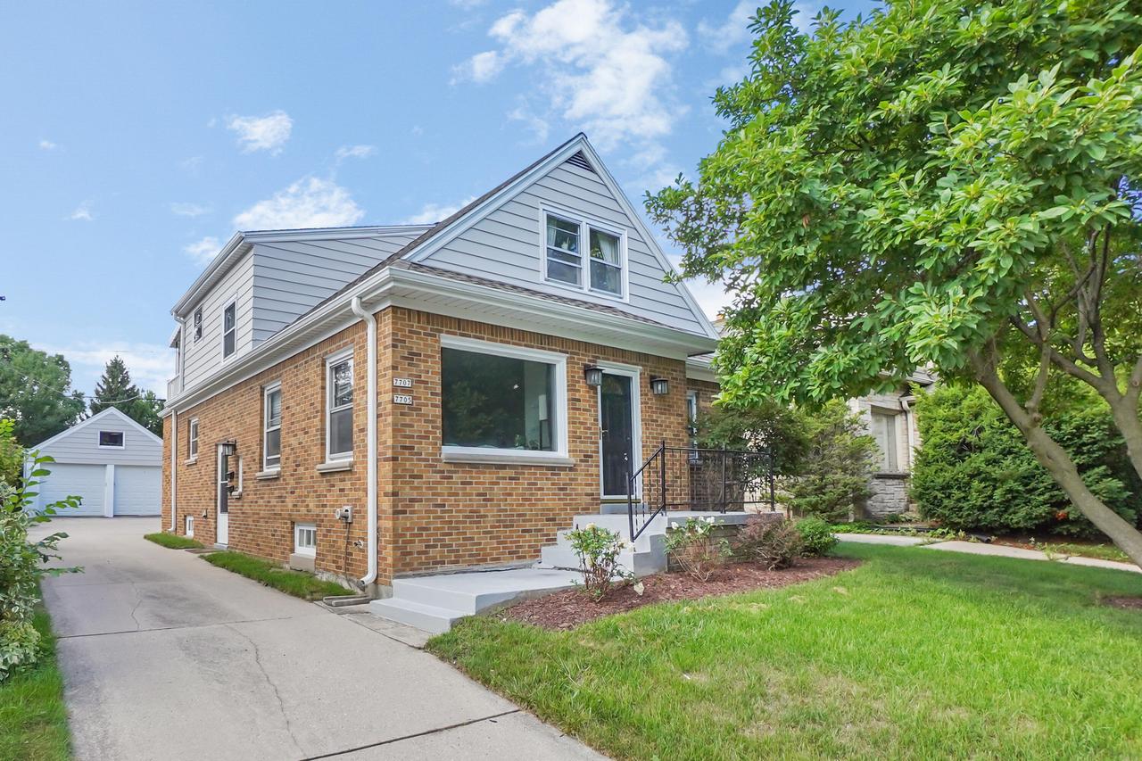7705 Eagle St, Wauwatosa, WI 53213