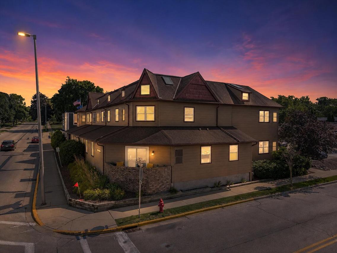 100 Main St #102, Pewaukee, WI 53072
