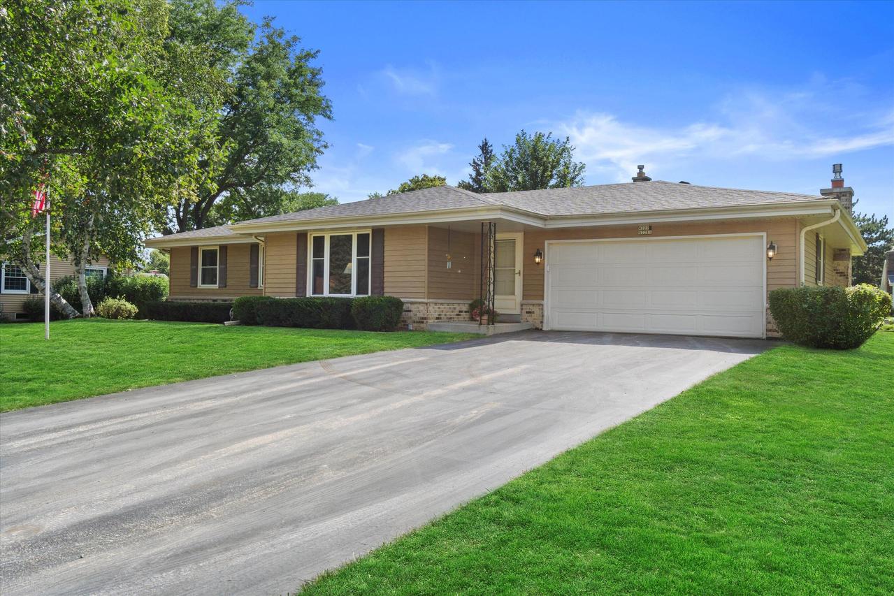 W222N2281 Glenwood Ln, Pewaukee, WI 53186