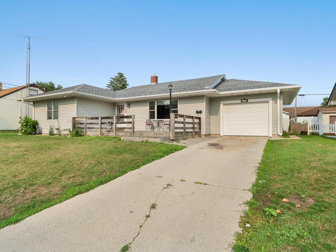 1217 S 25th St, Manitowoc, WI 54220