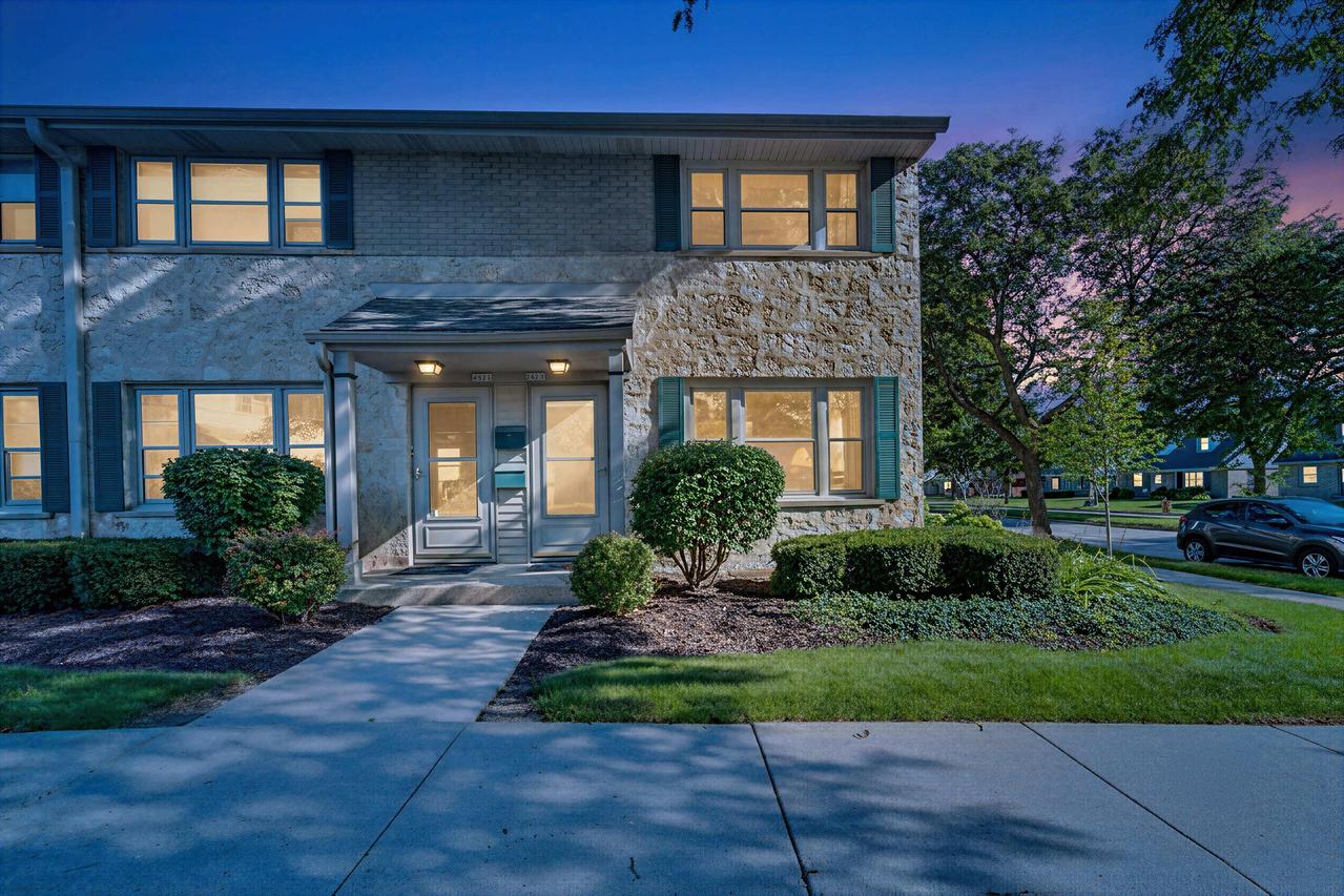 4863 N Santa Monica Blvd, Whitefish Bay, WI 53217