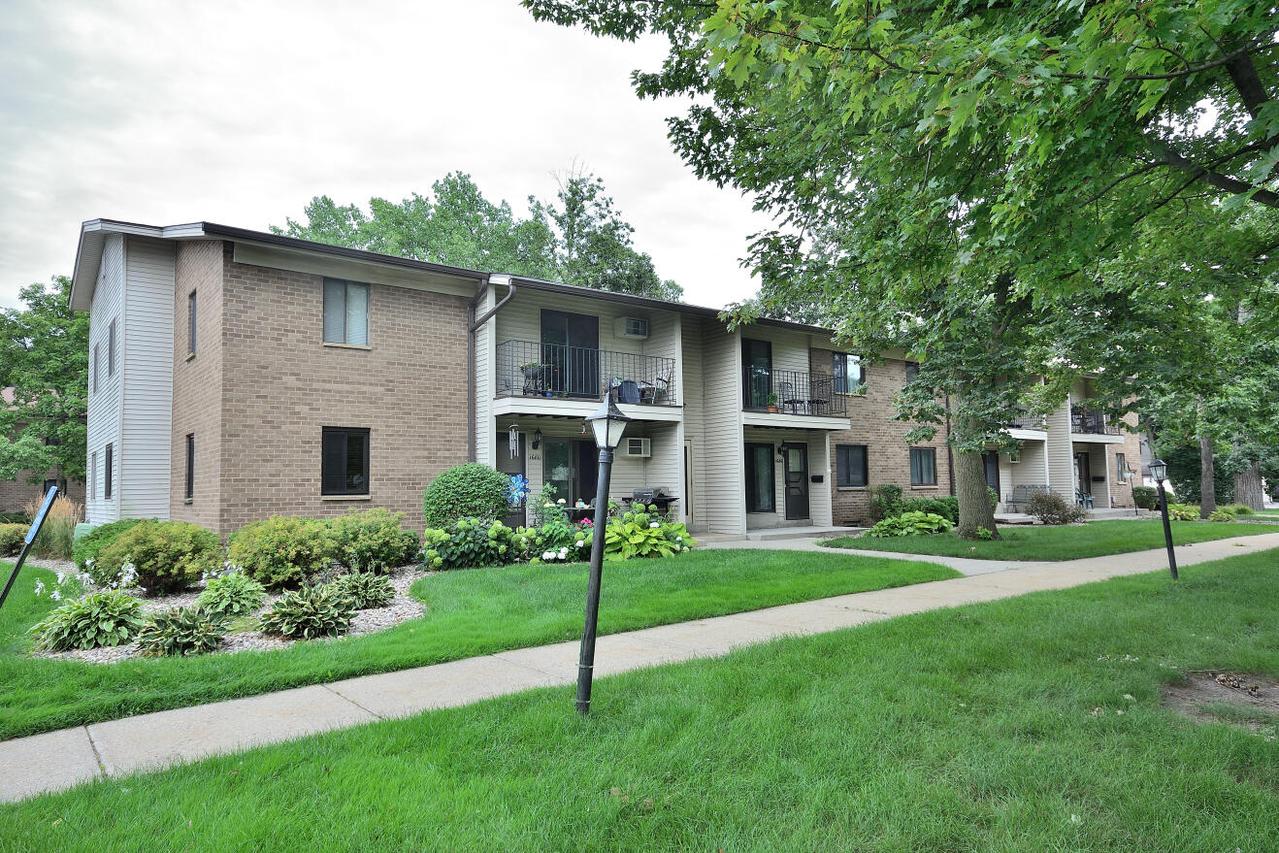 1686 S Carriage Ln, New Berlin, WI 53151