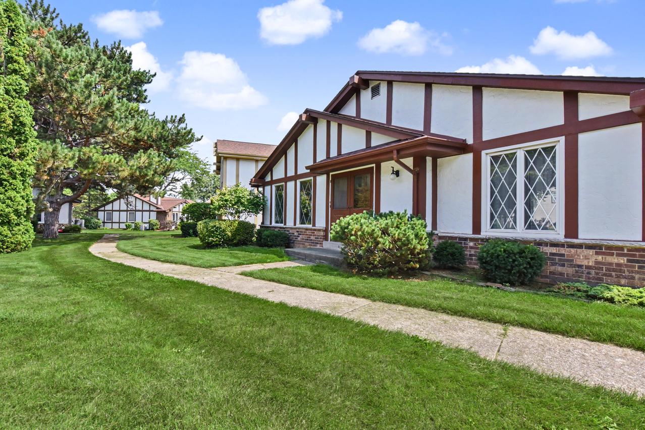 5297 Somerset Ln, Greenfield, WI 53221