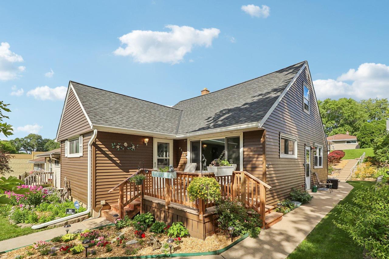 4554 S 48th St, Greenfield, WI 53220