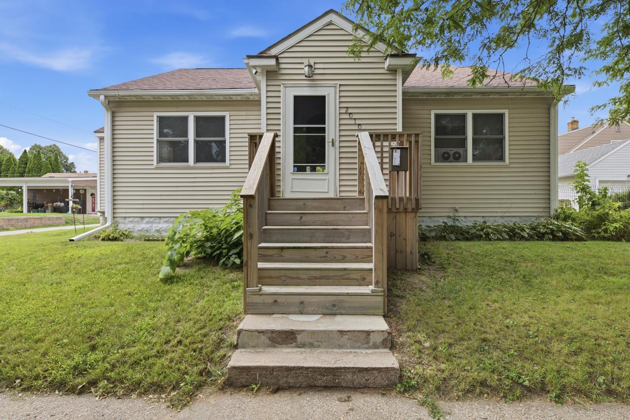 2010 S 16th St, La Crosse, WI 54601