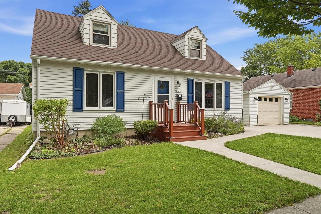 2016 S 96th St, West Allis, WI 53227