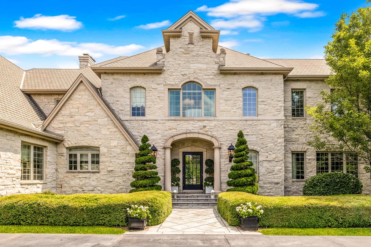 11550 N Shorecliff Ln, Mequon, WI 53092