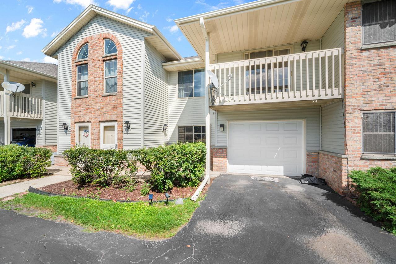 3651 E Barbara Ct #6, Oak Creek, WI 53154