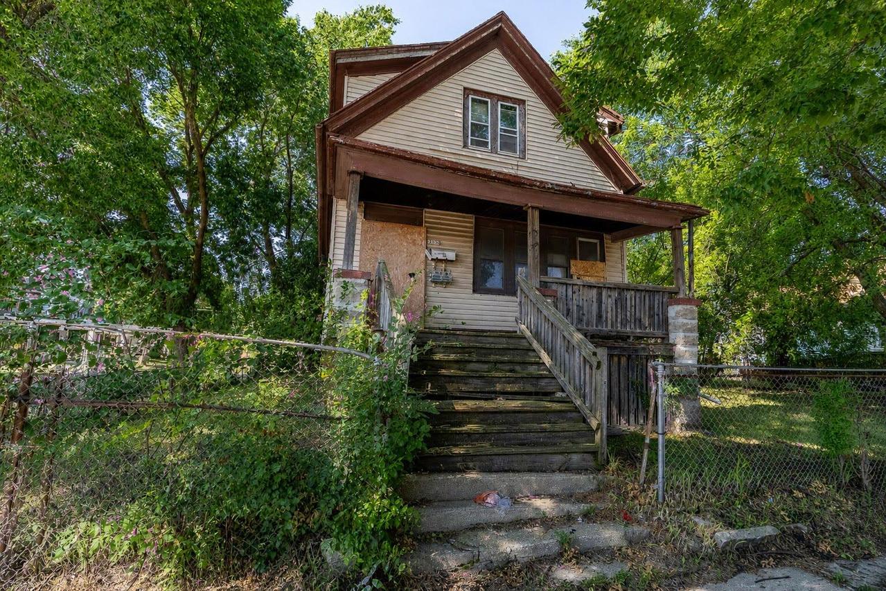 2532 W Lloyd St, Milwaukee, WI 53205