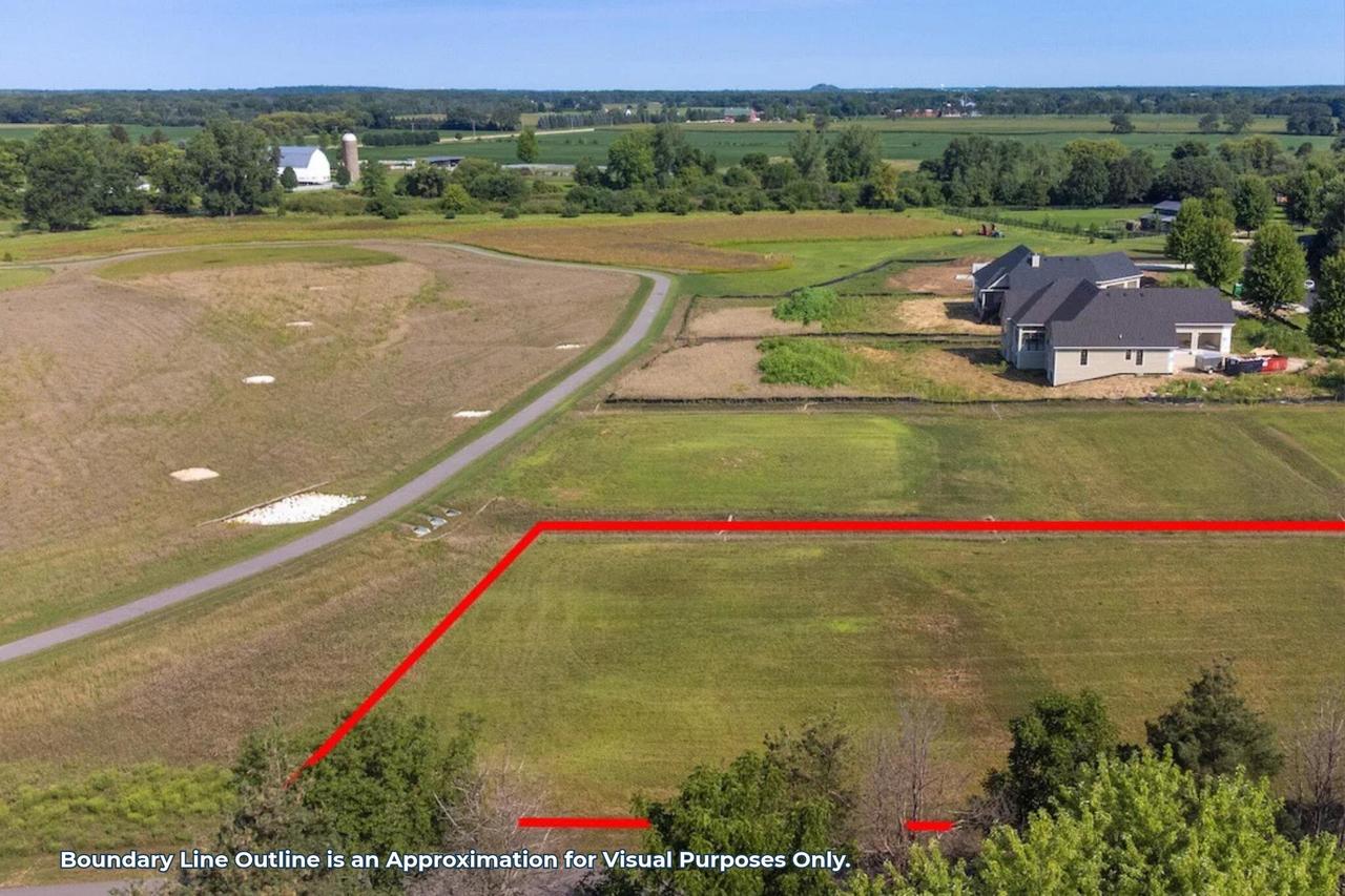 705 S Wayfare Trl, Summit, WI 53066