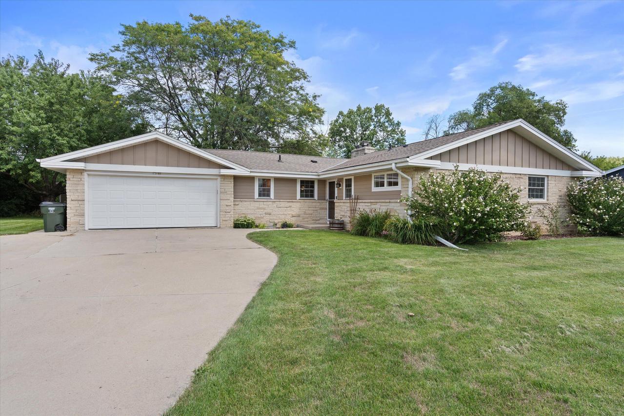 13728 W Honey Ln, New Berlin, WI 53151