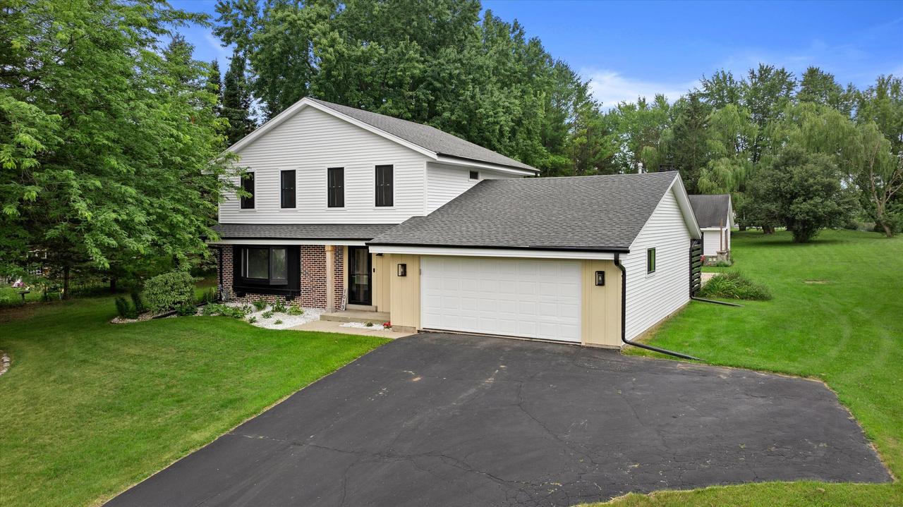 1013 Fairfield Ln, Farmington, WI 53090