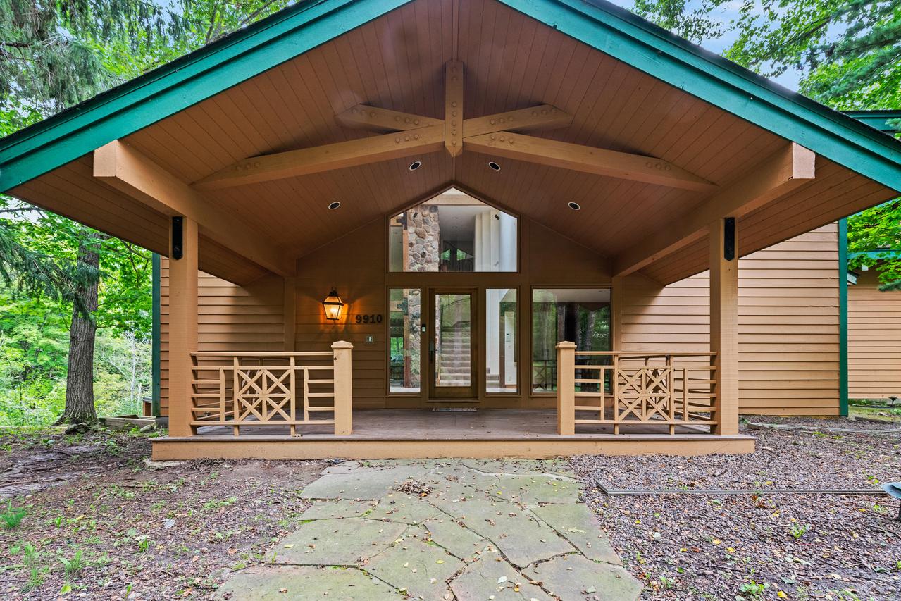 9910 N Corey Ln, Mequon, WI 53092