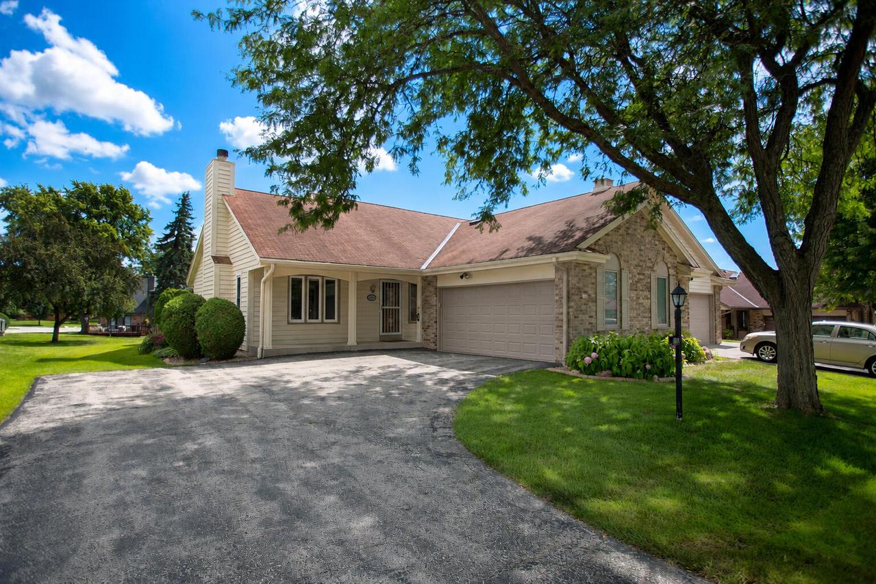5360 S Cambridge Ln, Greenfield, WI 53221