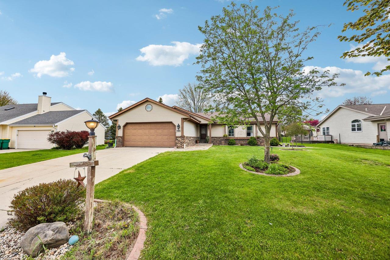 W163N10528 Ridgeview Ln, Germantown, WI 53022