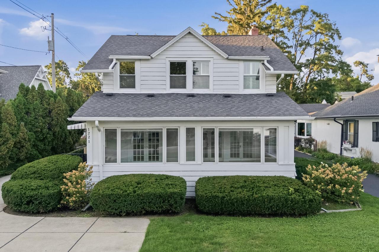 1221 W Main St, Lake Geneva, WI 53147