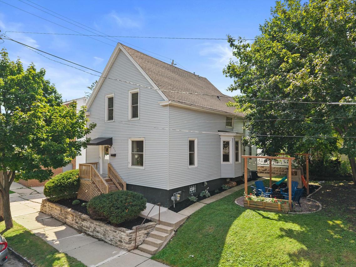 915 E Homer St, Milwaukee, WI 53207