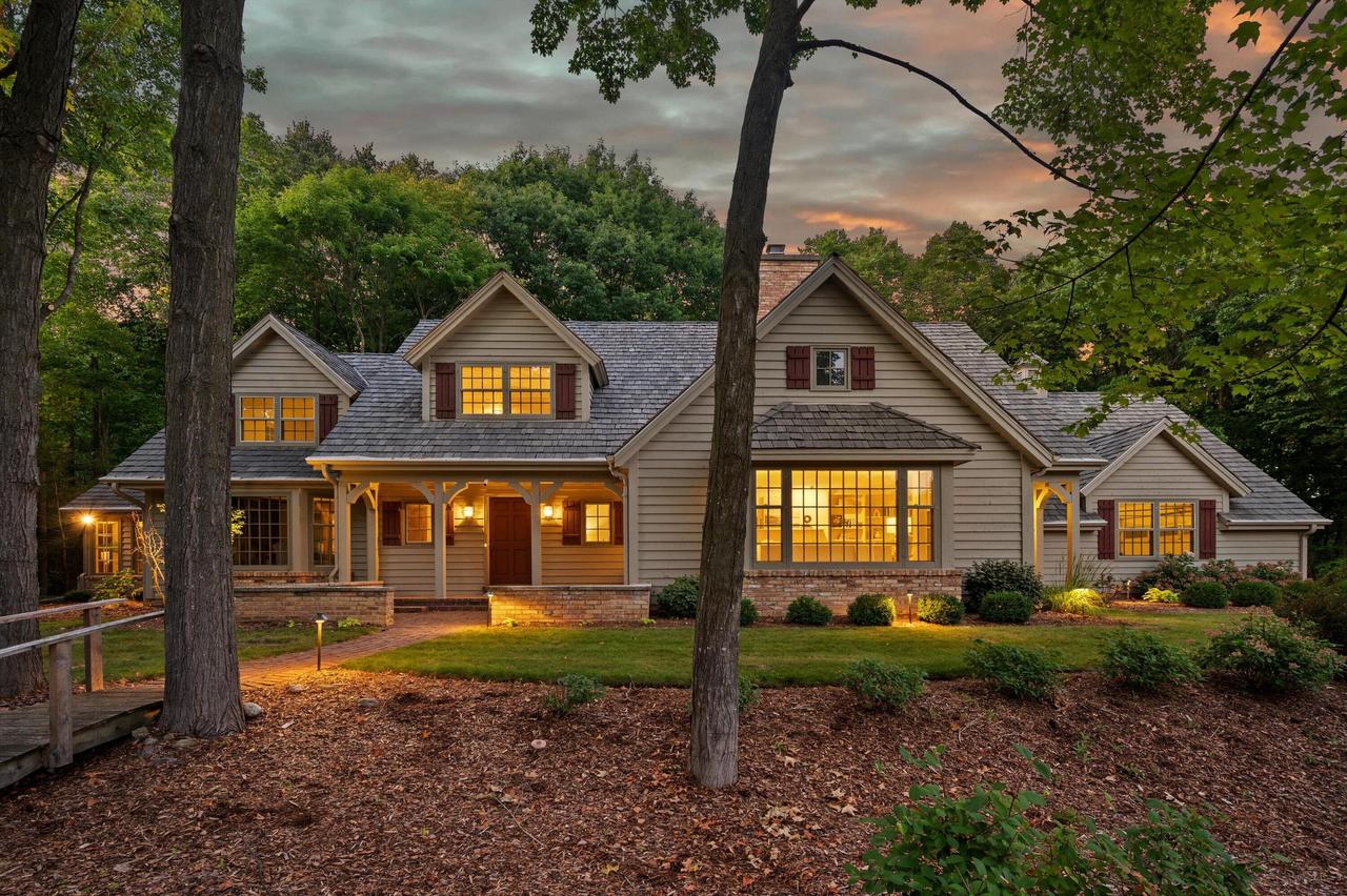 1520 W Manor Ln, River Hills, WI 53217
