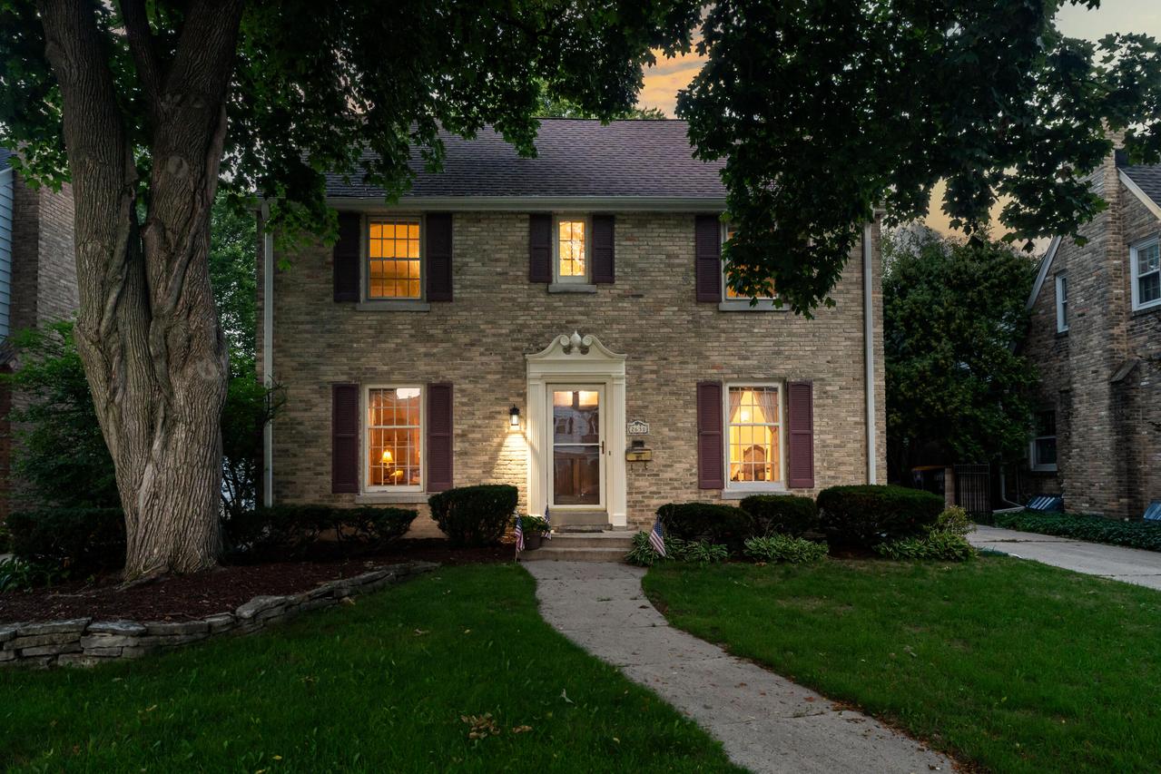 2630 N 88th St, Wauwatosa, WI 53226